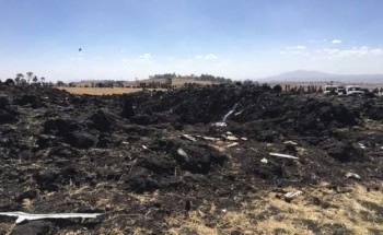 مواطن سعودي ضمن ضحايا الطائرة الإثيوبية المنكوبة.. وهذه صور لموقع الحادث والحطام