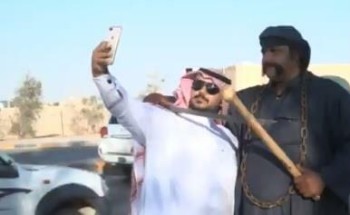 يحمل عصا وسيفا.. تعرف على المواطن الذي رفض أداء إعلانات ليبيع “البطيخ” في طبرجل (فيديو)