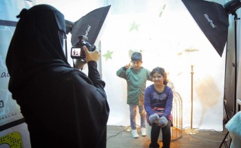 “مصورة فوتوغرافية تستهوي زوار مهرجان ربيع بريدة 40 بجمال صورها”