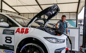 إيه بي بي ترتقي برياضة السيارات الكهربائية لآفاق جديدة