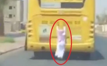 فيديو.. سقوط طالب تعلّق بحافلة نقل مدرسي وسط طريق عام.. ومطالبات بالتحقيق في الواقعة