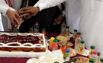 محافظ الحائط يعايد المنومين في مستشفى الحائط العام