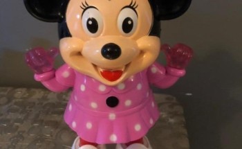 بالفيديو.. مواطن يتلقى دُمية هدية لطفلته ترقص على تلبية الحج.. ويطالب بسحبها من الأسواق