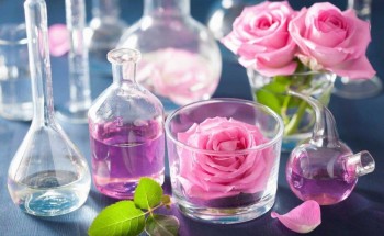 تعرف على الفوائد الصحية والعلاجية لماء الورد وطريقة صناعته في المنزل