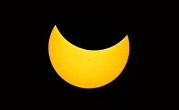 فلكية جدة : كسوف جزئي للشمس غير مشاهد بالسعودية  «الأحد»