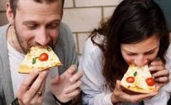 دراسة علمية تحذر من تناول الطعام بسرعة.. وهذه أبرز أضراره على الصحة