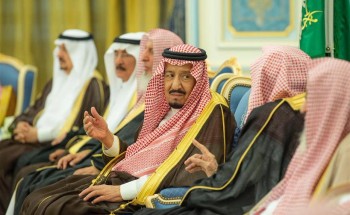 بالصور .. خادم الحرمين يستقبل المفتي وعدد من الأمراء والعلماء وجمعاً من المواطنين