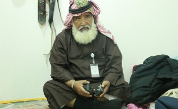 “أبو حمدان” متخصص في صناعة البنادق القديمة