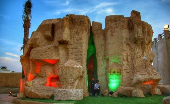 جبل قارة.. أعجوبة طبيعية تثير فضول زوار “الجنادرية 33”