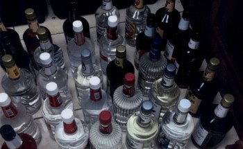 إحباط 5 محاولات لتهريب 20 ألف حبة مخدرة و30 زجاجة خمر بمطار جدة