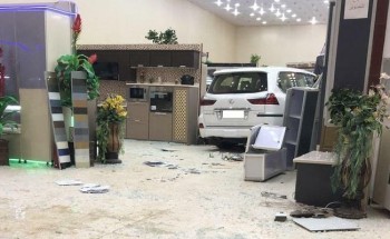 «بالفيديو«جيب لكزس» تقتحم محل مستلزمات مطابخ في رفحاء