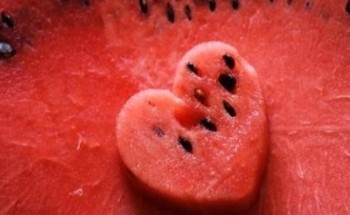 لن ترمي بذور البطيخ ثانية بعد اكتشاف فوائدها الهائلة للصحة الجنسية