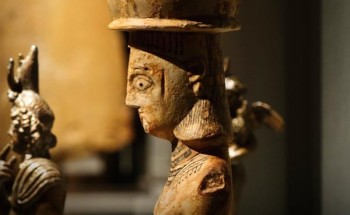 العثور على تمثال لامرأة تحمل جرة فخارية بقرية الفاو التاريخية جنوبي الرياض