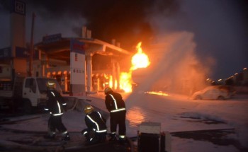 بالفيديو و الصور … حريق ضخم يلتهم محطة في تبوك