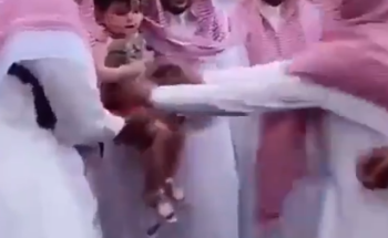 أمير القصيم يستجيب لمواطنة طلبت التقاط صورة لطفلتها معه (فيديو)