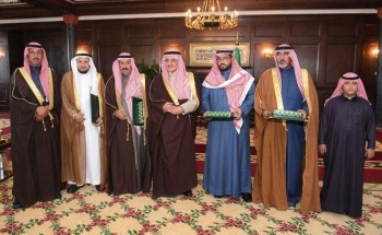 أمير تبوك يسلم ذوي شهداء محمية الخنفة وسام الملك عبدالعزيز من الدرجة الأولى
