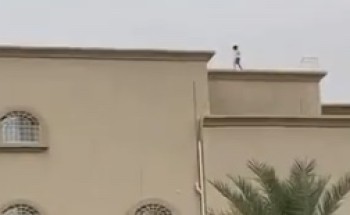 مشهد يحبس الأنفاس بـ”عنيزة”.. طفل يتجول على حافة سطح منزل