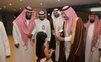 محافظ المجمعة يزور المرضى المنوَّمين في مستشفى الملك خالد بالمجمعة