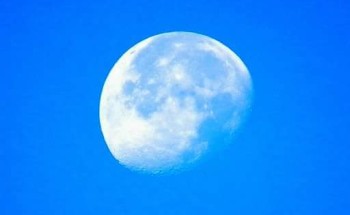 «قمر النهار» يزين سماء السعودية