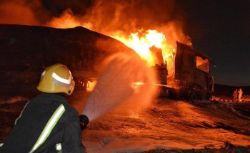 حـادث مروري بحائل يتسبب في حريق ضخم بشاحنتين إحداهما ناقلة وقود