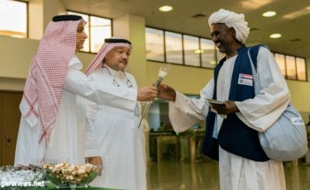 السُعوديون يستقبلون ضيوف الرحمن بالورود