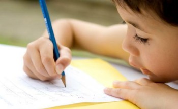 من بينها الأخطاء على مواقع التواصل.. مسؤول تعليمي يكشف أسباب عودة منهج الخط والإملاء