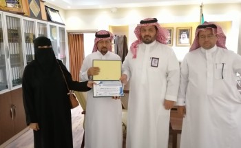 محافظ الداير ورئيس البلدية يكرمان فريق “كلمات وألوان”