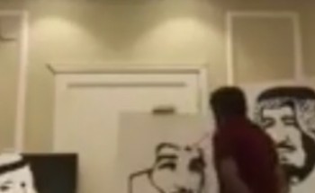 شاهد.. الرسام محمد الحربي يصمم لوحة خاصة لولي العهد بفمه