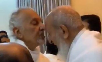 شاهد.. أمير مكة المكرمة ونائبه يقبلان رأس مفتي عام المملكة