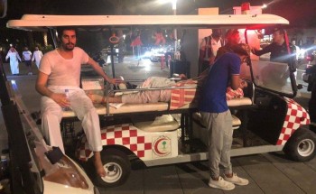 في موقف بطولي وإنساني نبيل.. مواطن يغامر بحياته لإنقاذ شاب من الموت غرقاً داخل بحر جدة