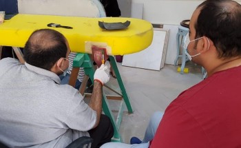 أبناء مركز جدة للتوحد يقدمون لمسات ابداعية في إعادة تأهيل الأثاث