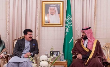 شاهد.. ولي العهد يتلقى هدية بندقية مطلية بالذهب وصورة شخصية في ختام زيارته لباكستان