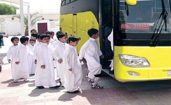 وزير التعليم يعزي أسرة الطالب المتوفى اختناقاً بعد نسيانه داخل حافلة مدرسية