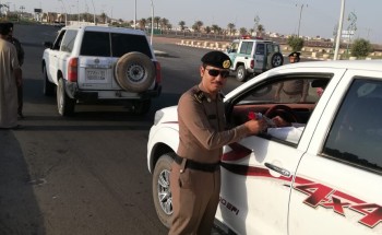 مدير وأفراد شعبة مرور الحائط يستقبلون الطلاب بالورود