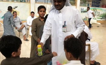 مدرسة أبوهريرة تحتفي بطلاب الأول الابتدائي بالورود والحلوى