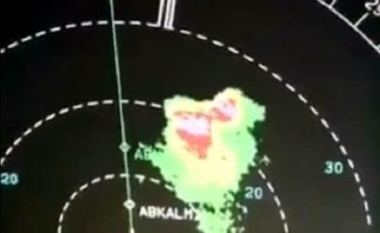 طيّار سعودي يوثّق لحظات تجاوز سحب رعدية خطيرة أثناء رحلة متجهة إلى الرياض