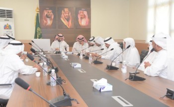 محافظ محايل المكلف يبحث مع رؤساء البلديات مسميات الأحياء والمواقع التاريخيه