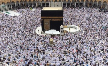 أمير مكة يوجه بإخلاء صحن المطاف وقصره على الطائفين فقط.. ومنع سفر الإفطار داخل الصحن