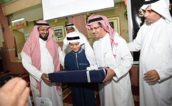 الطالب حمد الدوسري يتجاوز ( التوحّد ) للتعليم العام، ومدير تعليم مكة يكرمه