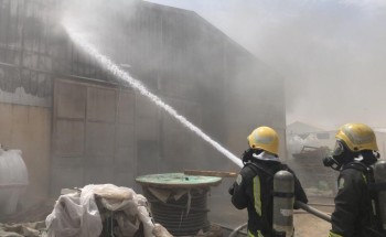 مدني بريدة يباشر احتراق مستودع بمشروع صحي