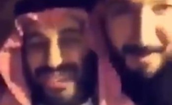 شاهد.. ولي العهد يستجيب لطلب شاب ويذهب إليه لالتقاط “سيلفي” معه