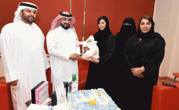 اختار له والده اسم “زايد”.. شرطة دبي تمنح مولوداًً سعودياًً بطاقة “إسعاد” (فيديو وصور)