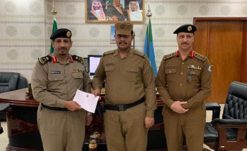 مدير شرطة الحدود الشمالية يكرم ثلاثة من منسوبي القوة الخاصة لأمن الطرق