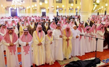 سمو أمير الرياض يؤدي صلاة الميت على الأمير مشاري بن محمد بن عياف آل مقرن -رحمه الله –