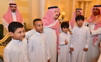 أبناء الأمير بندر بن عبدالعزيز يستقبلون المعزين في وفاة والدهم – رحمه الله –