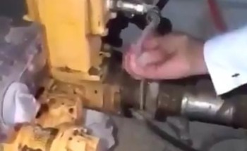 بالفيديو.. ضبط متلاعبين يخلطون البنزين بالديزل داخل أحد الأحواش