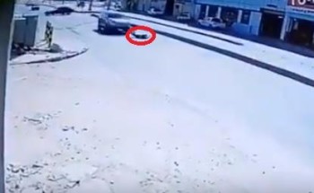 شاهد.. شخص يتصرف بغرابة ويرمي نفسه أمام سيارة مسرعة.. وهذا رد فعل السائق