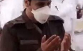 فيديو يحصد الإعجاب.. رجل أمن يدعو الله تحت زخات المطر بمشعر عرفات