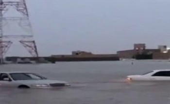 «بالفيديو» شوارع حفر الباطن تغرق والسيارات تبحر فيها
