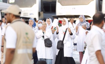 طبيبات الصحة يرفعن أكف الضراعة لأجل أن يتم ضيوف الرحمن حجهم